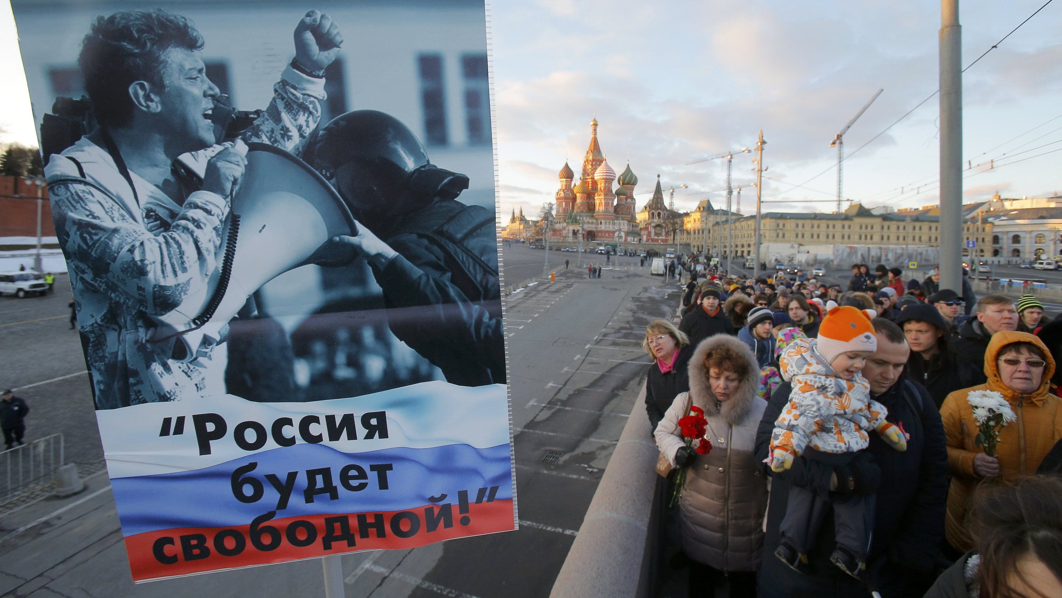 Плакат и акция памяти на месте убийства Бориса Немцова в Москве. Фото: Reuters